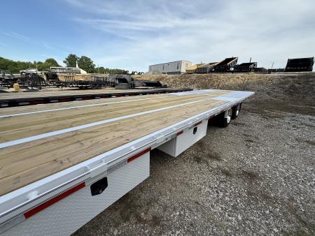 New 2026 Diamond C FMAX 212 32’ Flatbed Trailer, PACESETTER EDITION, HYD JACKS AND DOVETAIL, DISC BRAKES, WIRELESS REMOTE, 17.5 ALUMINUM OUTER WHEELS