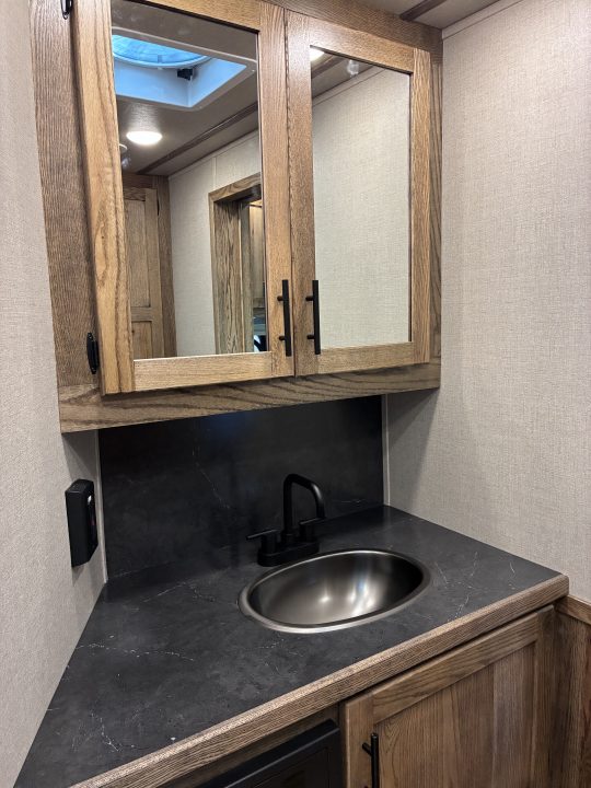 New 2027 Lakota 3H 16' LQ Horse Trailer