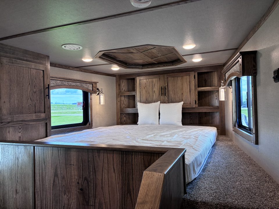 New 2027 Lakota 3H 16' LQ Horse Trailer
