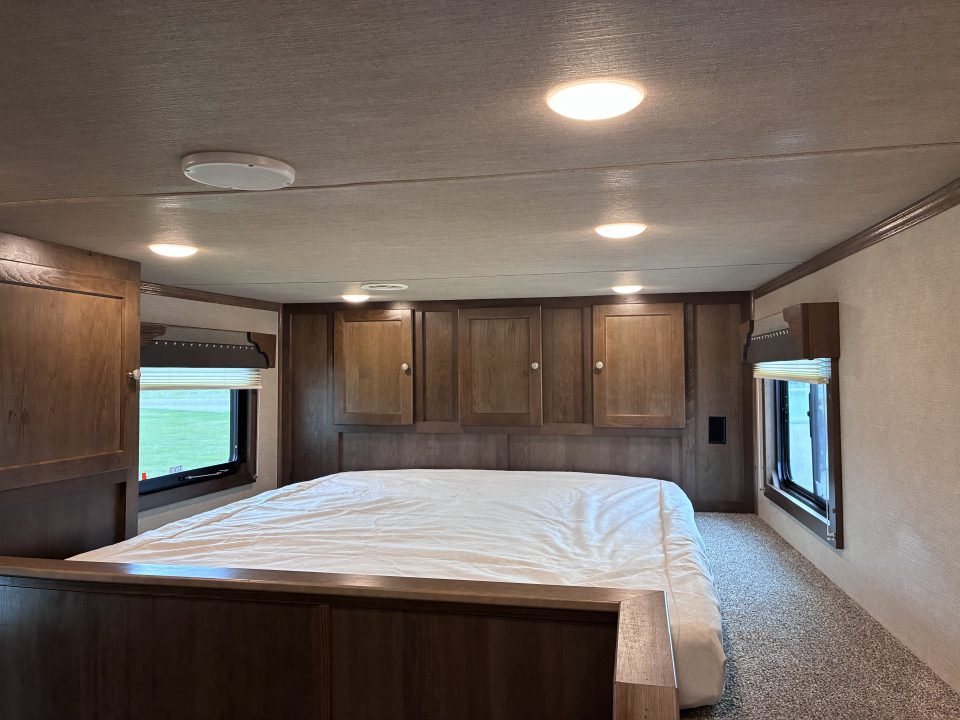 New 2027 SMC 3H 13'LQ Horse Trailer
