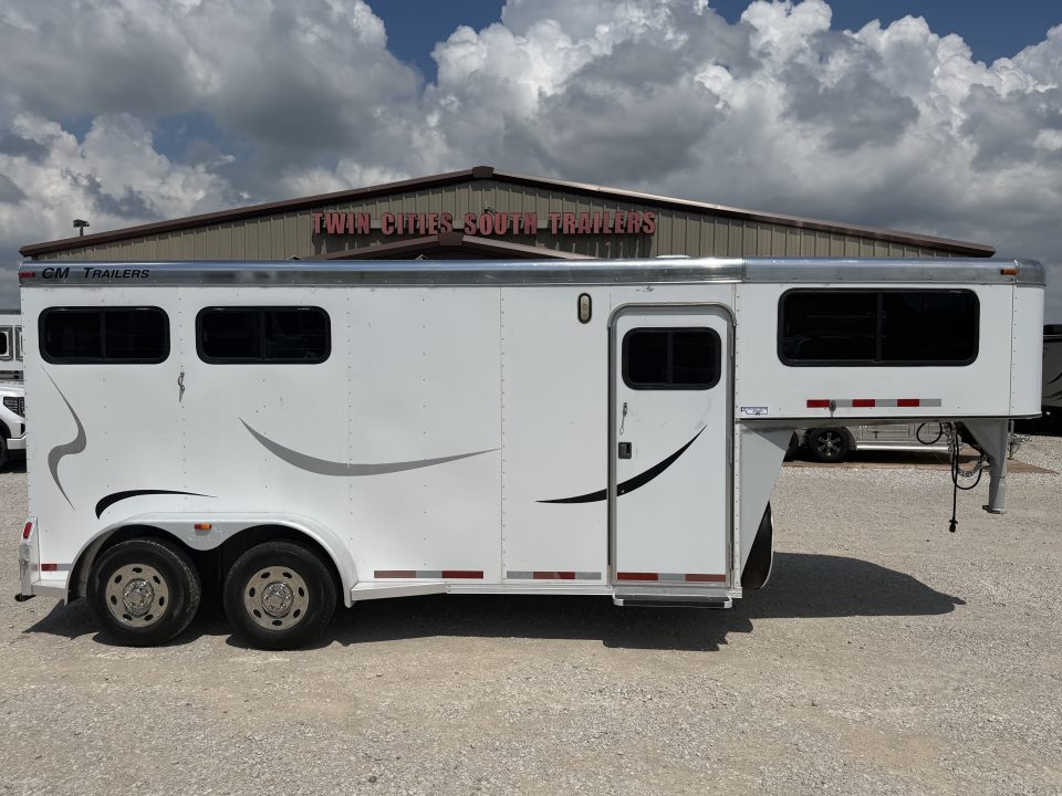Used 2005 CM 2 Horse Gooseneck Horse Trailer