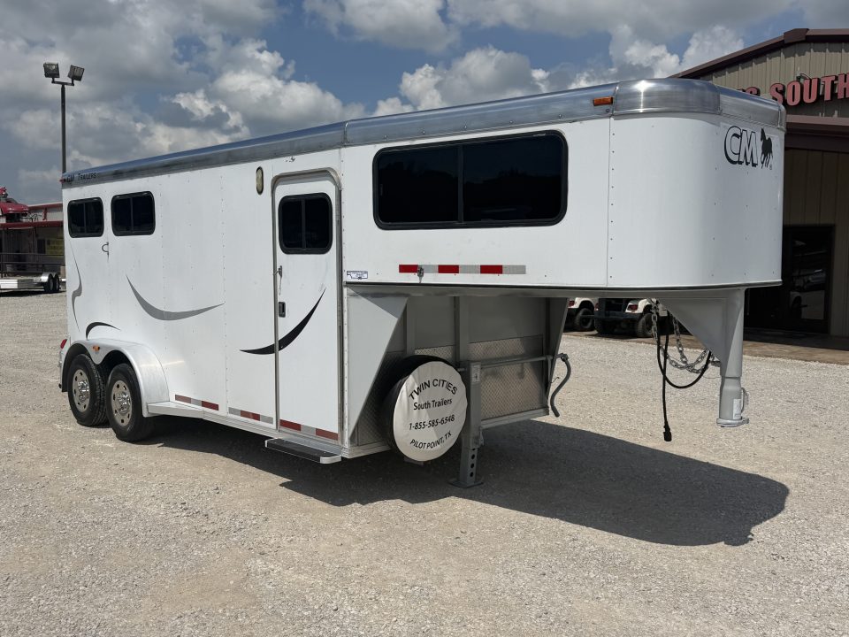 Used 2005 CM 2 Horse Gooseneck Horse Trailer