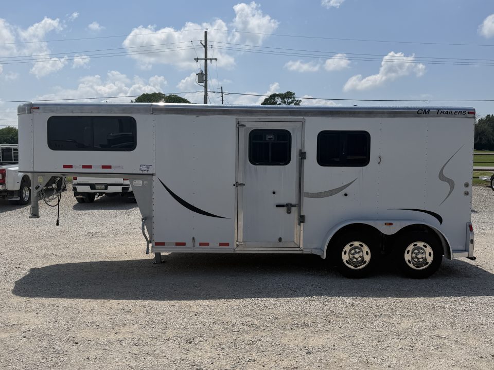 Used 2005 CM 2 Horse Gooseneck Horse Trailer