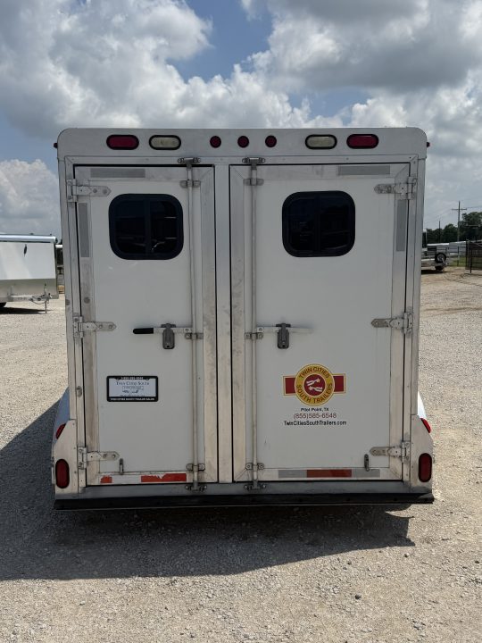 Used 2005 CM 2 Horse Gooseneck Horse Trailer