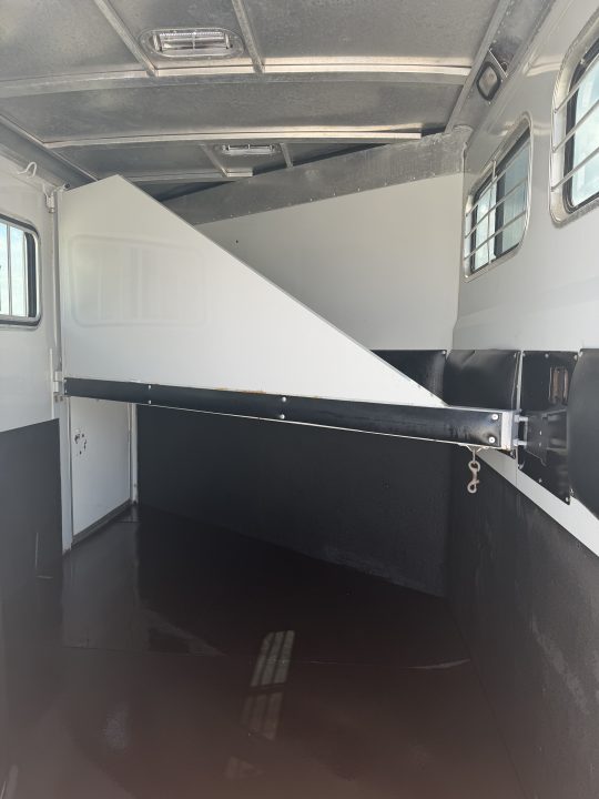 Used 2005 CM 2 Horse Gooseneck Horse Trailer