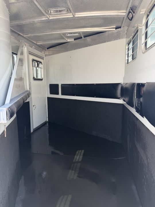 Used 2005 CM 2 Horse Gooseneck Horse Trailer
