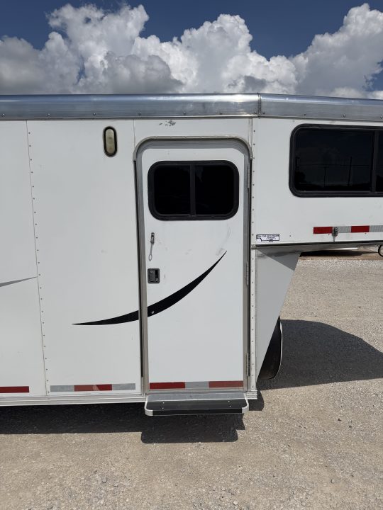 Used 2005 CM 2 Horse Gooseneck Horse Trailer