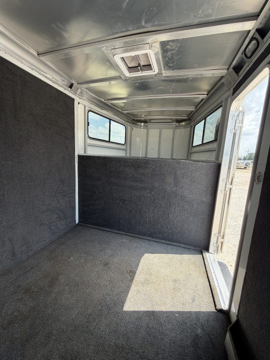 Used 2005 CM 2 Horse Gooseneck Horse Trailer