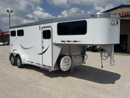 Used 2005 CM 2 Horse Gooseneck Horse Trailer