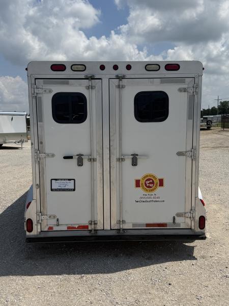Used 2005 CM 2 Horse Gooseneck Horse Trailer
