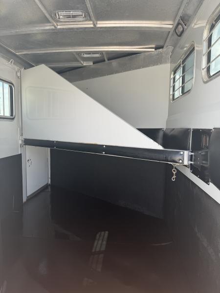 Used 2005 CM 2 Horse Gooseneck Horse Trailer