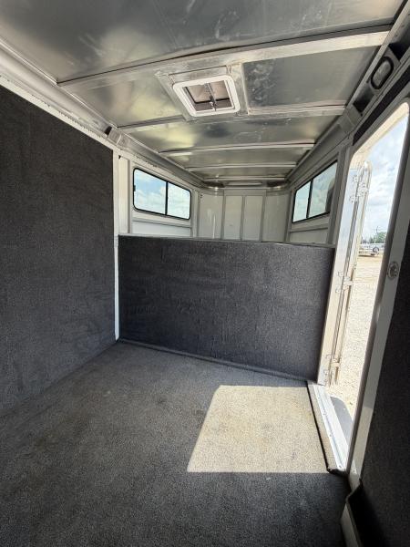 Used 2005 CM 2 Horse Gooseneck Horse Trailer
