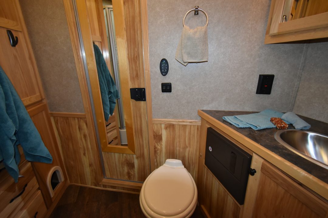 Used 2019 Lakota Charger 8211 Horse Trailer