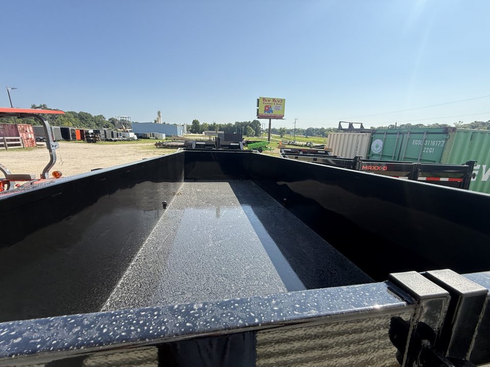 New 2027 MAXX-D DSX8320 GN Dump Trailer