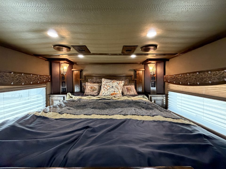Used 2018 Sundowner 3 Horse 15'7" Living Quarters With 9' Slide Horse Trailer