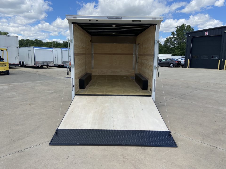 New United UXT-8.516 Cargo Enclosed Trailer