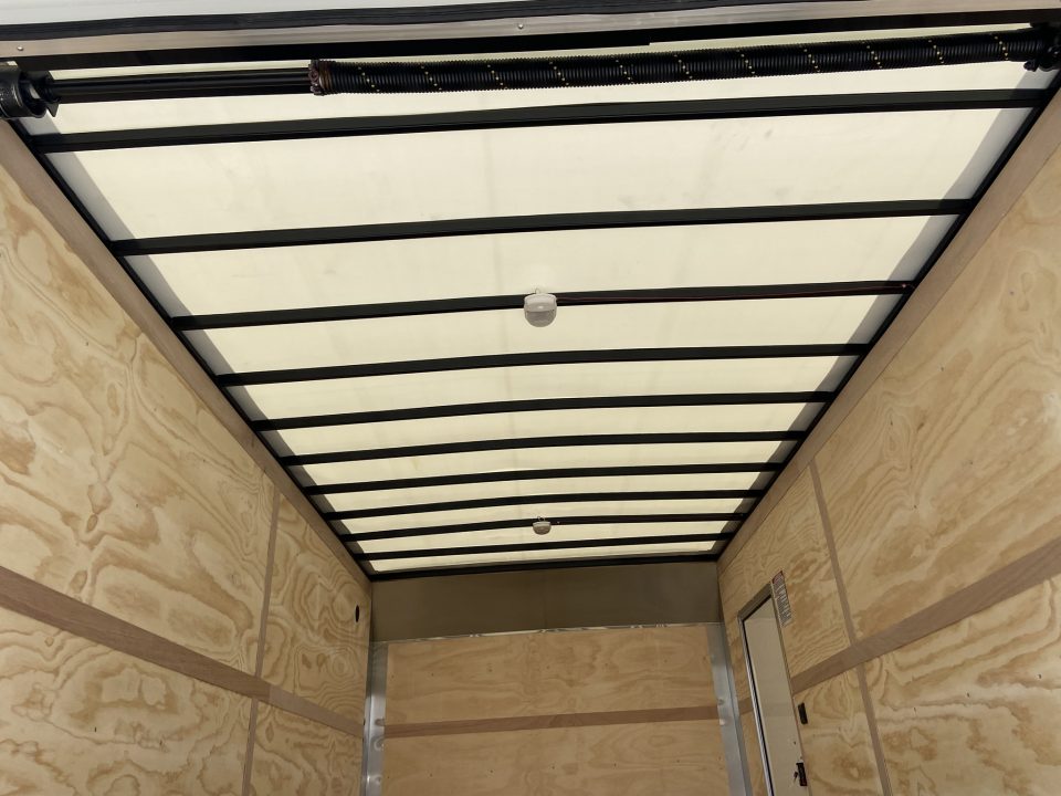 New United UXT-8.516 Cargo Enclosed Trailer