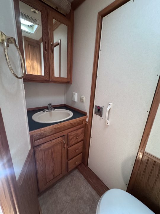Used 2002 Sooner 3H GN LIVING QUARTER