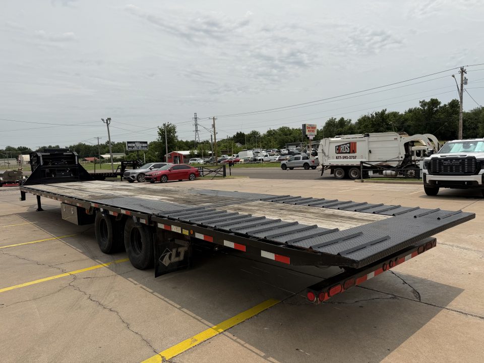 Used USED 2024 LOAD TRAIL GL 40 X 102 DUAL TANDEM AXLE LOW-PRO 25K GOOSENECK W/ HYDRAULIC DOVETAIL & JACKS