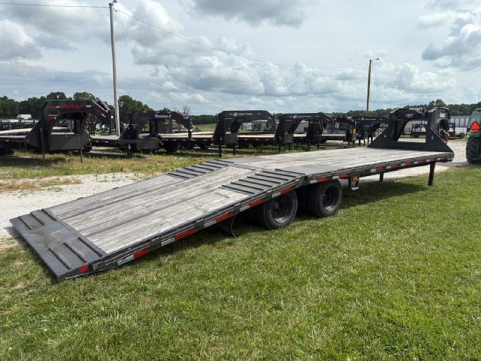 Used 2022 Diamond C 102X32 FMAX216 GOOSENECK W/16K DISC BRAKE AXLES HYDROTAIL HYDROJACKS 17.5" WHEELS OAK FLOOR SHOCKER HITCH & WINCH