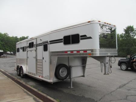 Used 2007 4-Star Trailers 2H Gooseneck w/ Box Stall Setting Horse Trailer