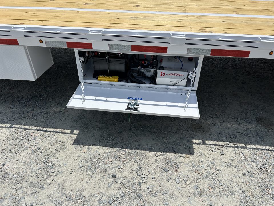 New 2026 Diamond C FMAX212-32ft Hydraulic Dovetail, Gooseneck PACE SETTER, 12K Axles, Disc Brakes,