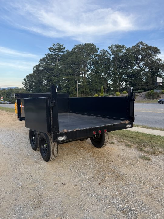 New 2027 HOMESTEADER 610MB SERIES/ 6X10 DUMP TRAILER / 5200# Electric Brake Axles / Curb Side Drop Side / Barn Door Rear Gates / Tarp