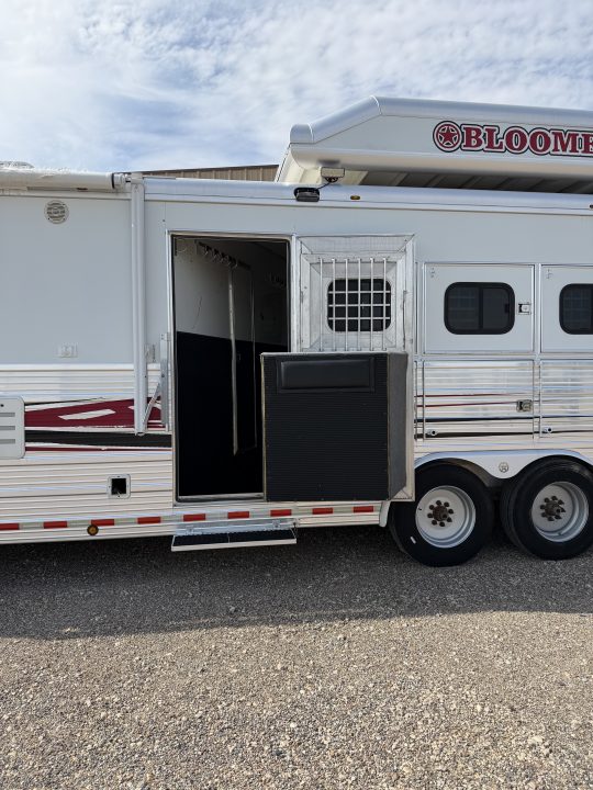 Used 2006 Bloomer THE EVOLUTION Horse Trailer