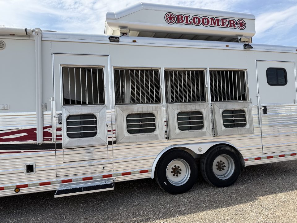 Used 2006 Bloomer THE EVOLUTION Horse Trailer
