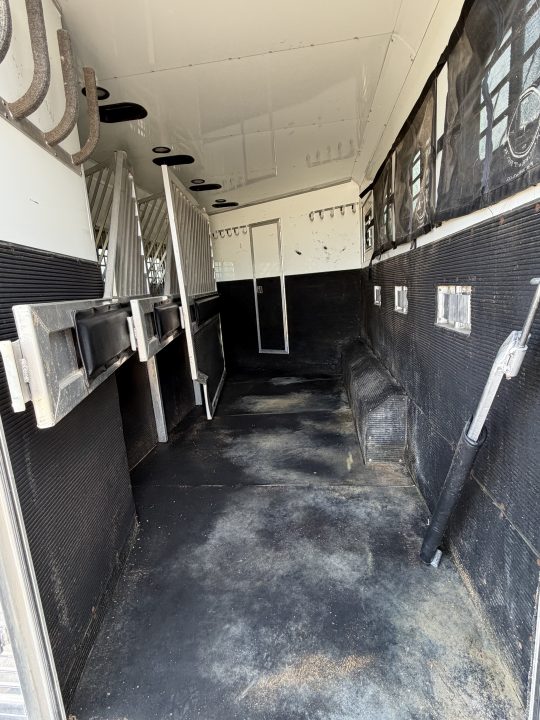 Used 2006 Bloomer THE EVOLUTION Horse Trailer