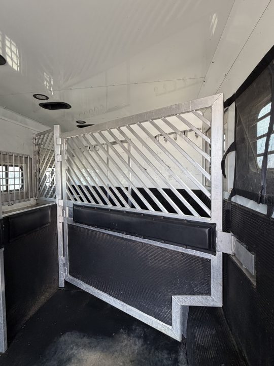 Used 2006 Bloomer THE EVOLUTION Horse Trailer