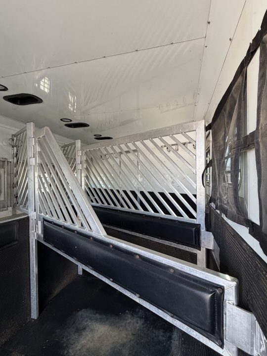 Used 2006 Bloomer THE EVOLUTION Horse Trailer