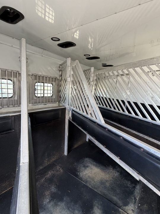 Used 2006 Bloomer THE EVOLUTION Horse Trailer