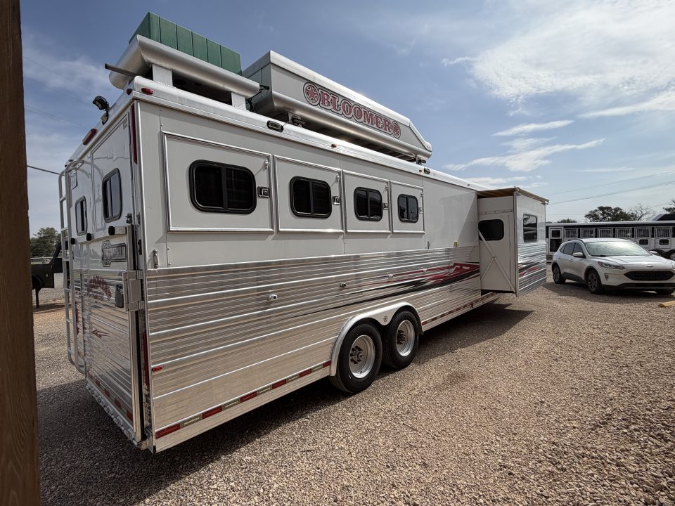 Used 2006 Bloomer THE EVOLUTION Horse Trailer