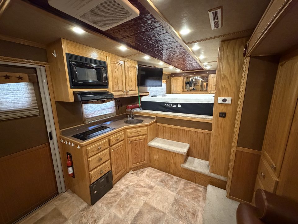 Used 2006 Bloomer THE EVOLUTION Horse Trailer