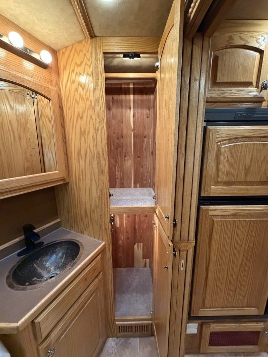 Used 2006 Bloomer THE EVOLUTION Horse Trailer
