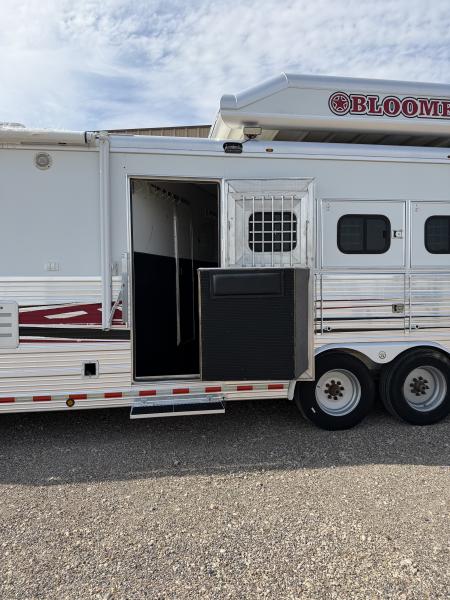 Used 2006 Bloomer THE EVOLUTION Horse Trailer