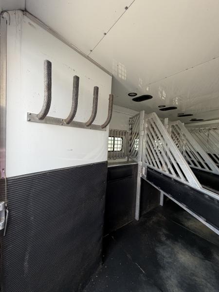 Used 2006 Bloomer THE EVOLUTION Horse Trailer
