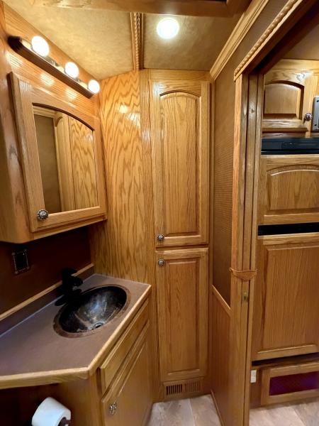 Used 2006 Bloomer THE EVOLUTION Horse Trailer