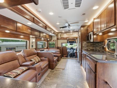 Used 2022 Renegade 41’ Tandem Axle Motorcoach