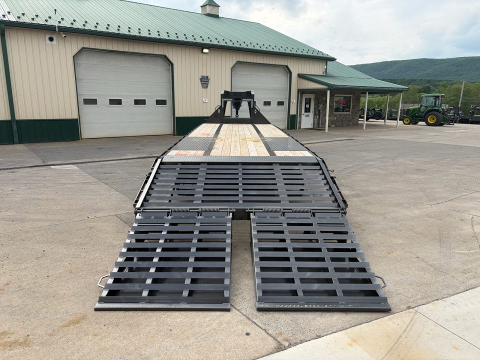 New Diamond C 30' FMAX210SS Gooseneck w/Max Ramps
