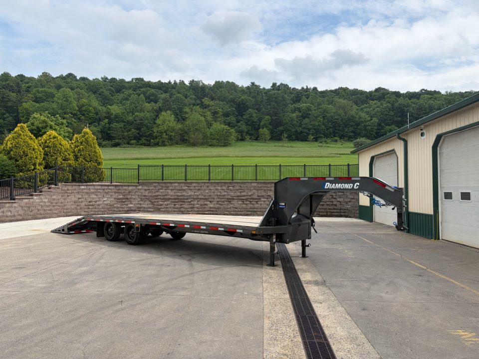 New Diamond C 30' FMAX210SS Gooseneck w/Max Ramps