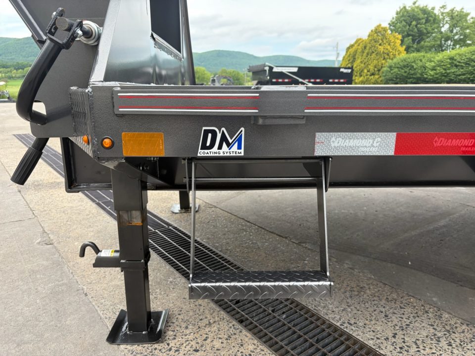 New Diamond C 30' FMAX210SS Gooseneck w/Max Ramps