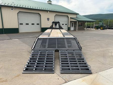 New Diamond C 30' FMAX210SS Gooseneck w/Max Ramps