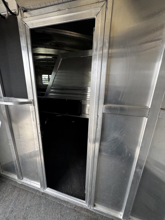 Consignment 2007 Dream Coach 3H Slant BP Horse Trailer w/ Dressing Room