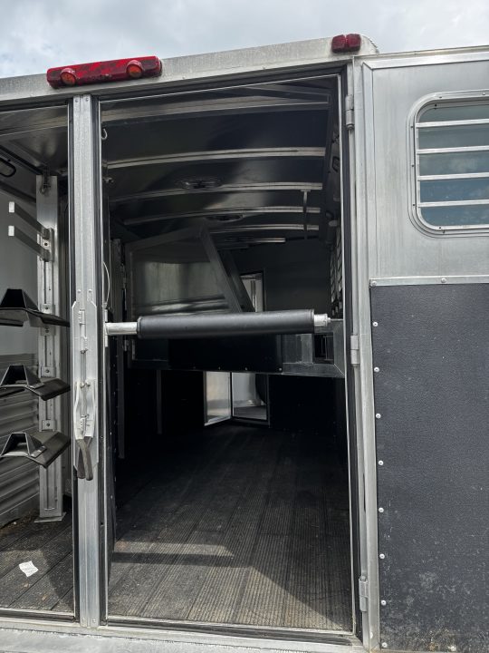 Consignment 2007 Dream Coach 3H Slant BP Horse Trailer w/ Dressing Room