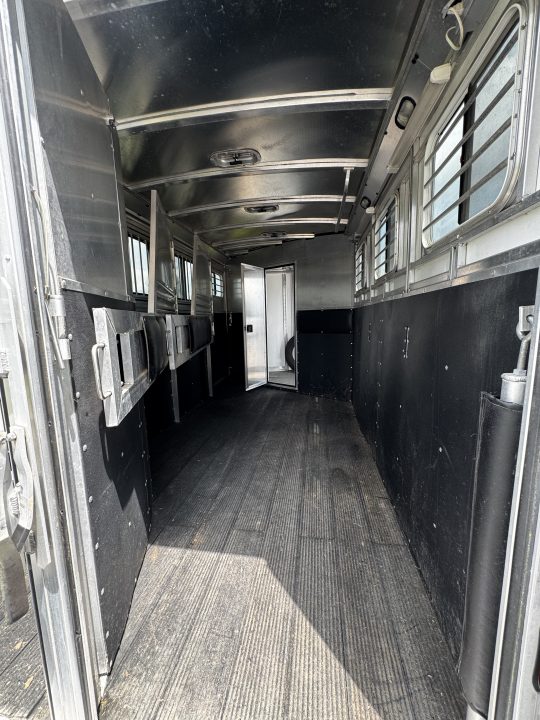 Consignment 2007 Dream Coach 3H Slant BP Horse Trailer w/ Dressing Room
