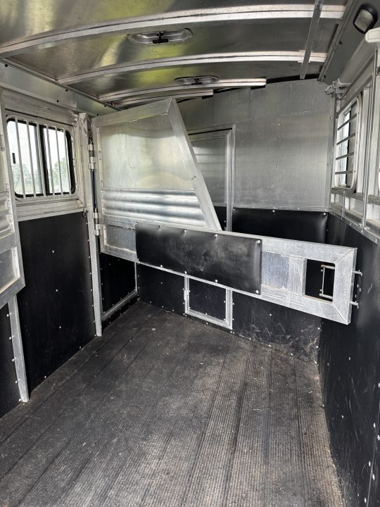 Consignment 2007 Dream Coach 3H Slant BP Horse Trailer w/ Dressing Room