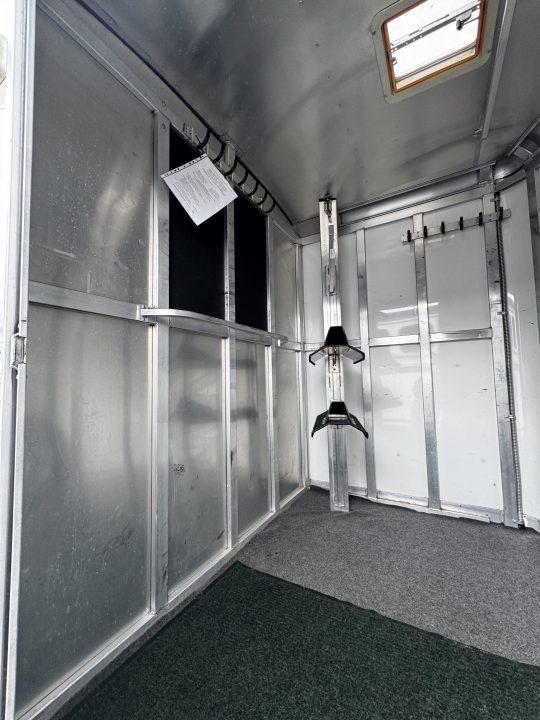 Consignment 2007 Dream Coach 3H Slant BP Horse Trailer w/ Dressing Room