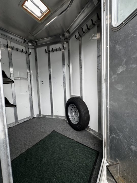 Consignment 2007 Dream Coach 3H Slant BP Horse Trailer w/ Dressing Room